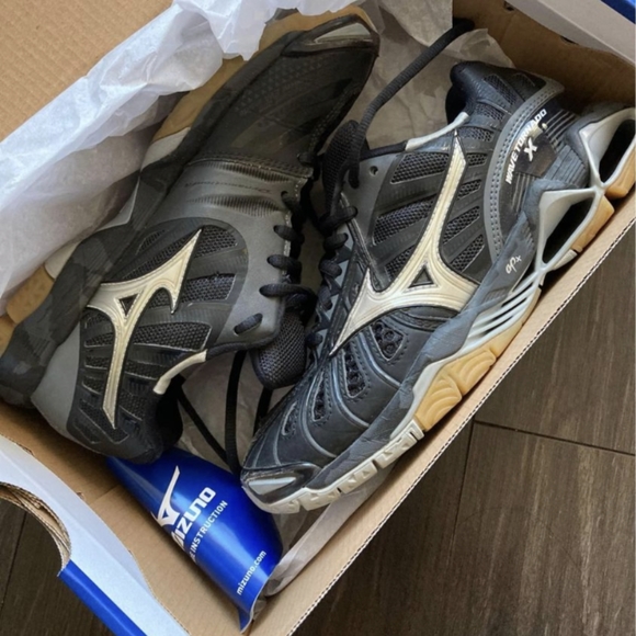 Mizuno Wave Tornado X black volleyball shoes Women size 7 US - Picture 3 of 4